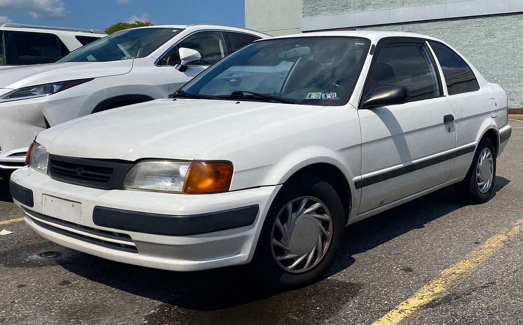 Toyota Echo NCP10R 2000-2002 - el subcompacto japonés de diseño único